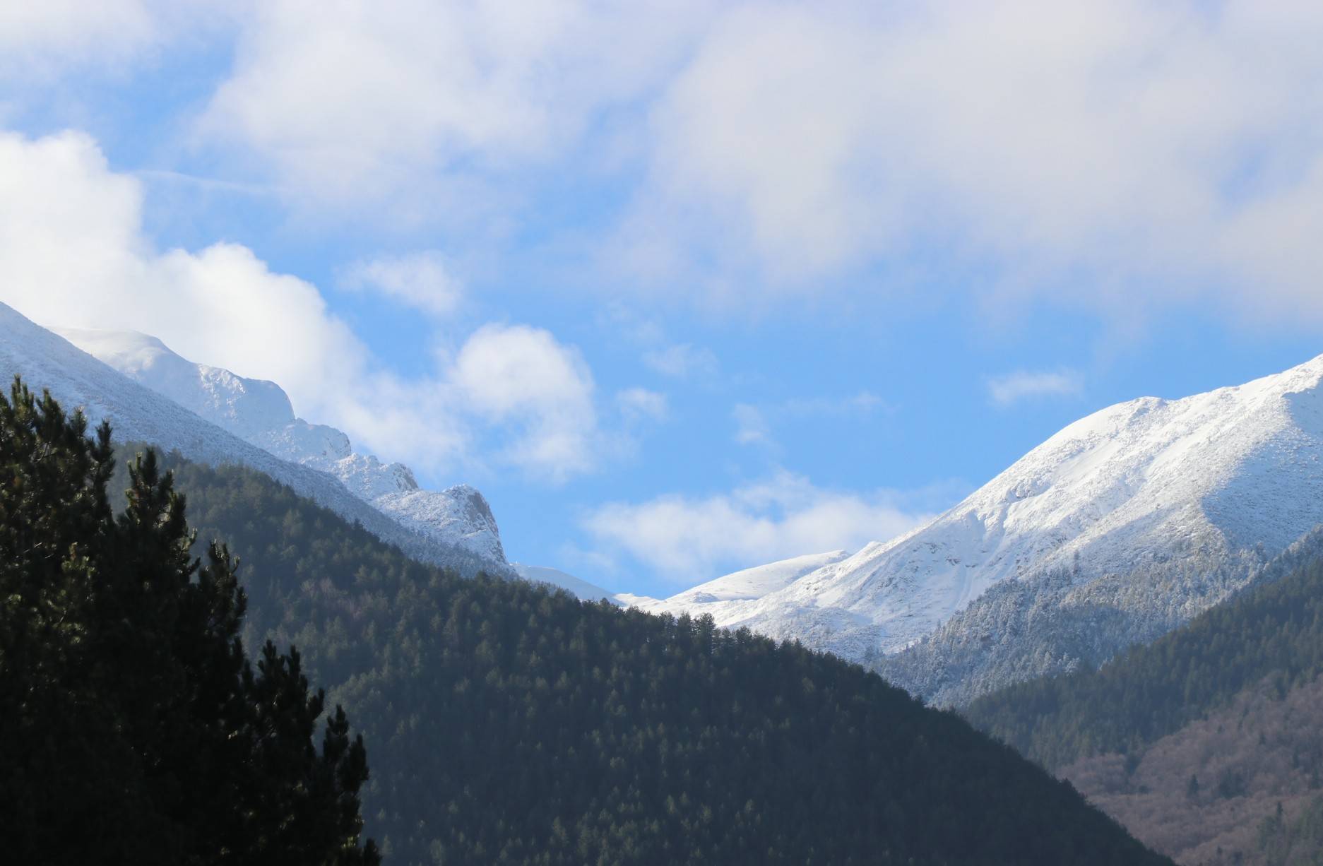 Слънчево есенно време, с разкъсана облачност